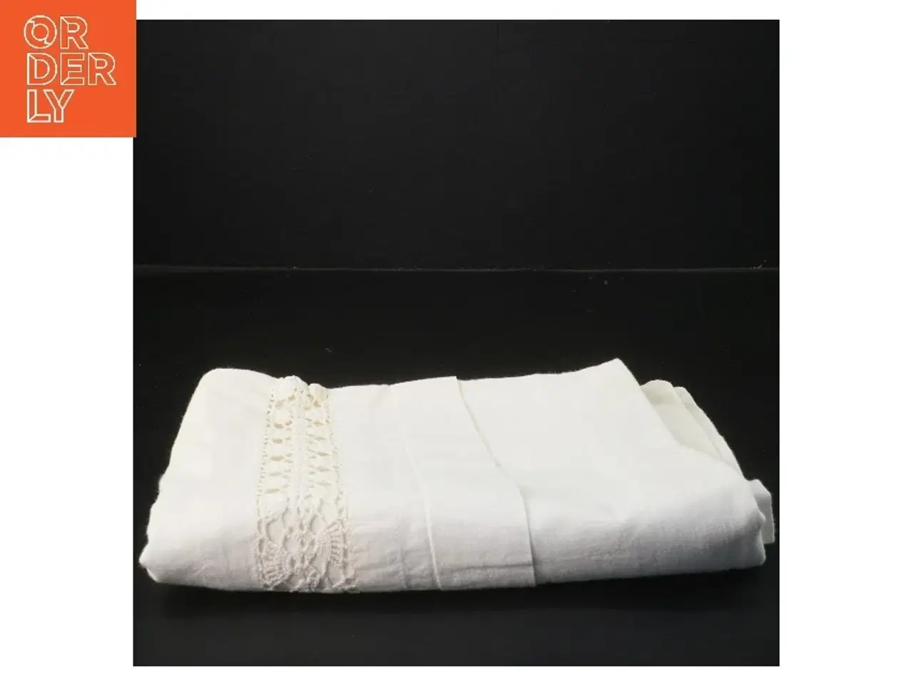 Billede 1 - Hvid dug med broderi (str. 88x70 cm)