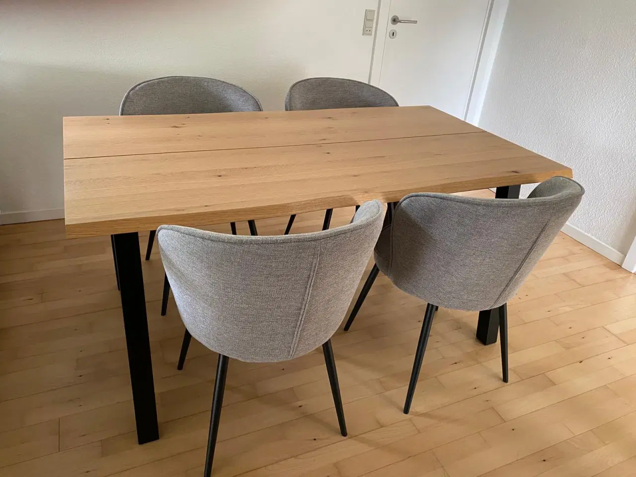 Billede 5 - JYSK SKOVLUNDE Spisebord + 4 RISSKOV stole