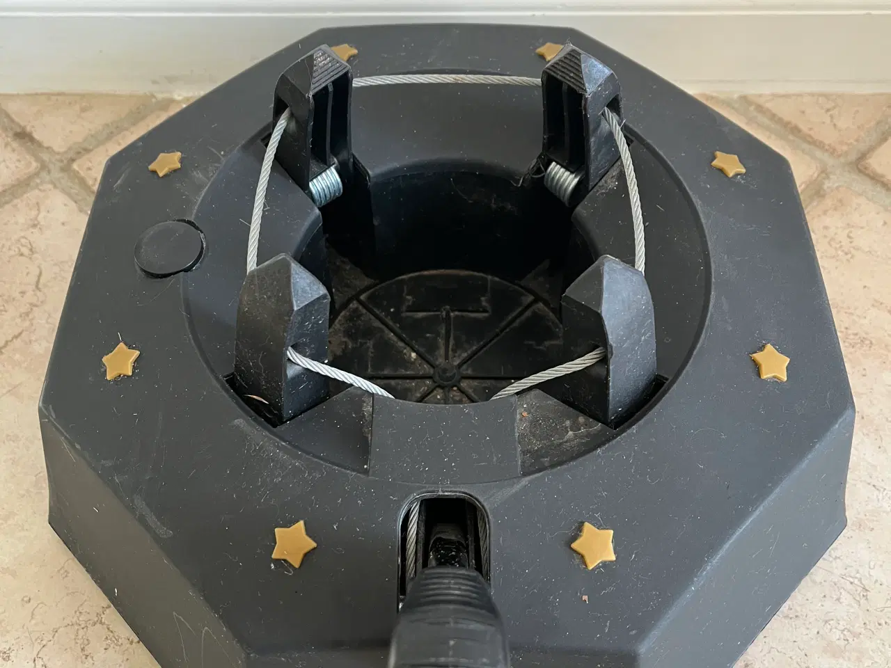 Billede 1 - Juletræsfod med pumpe og vandbeholder