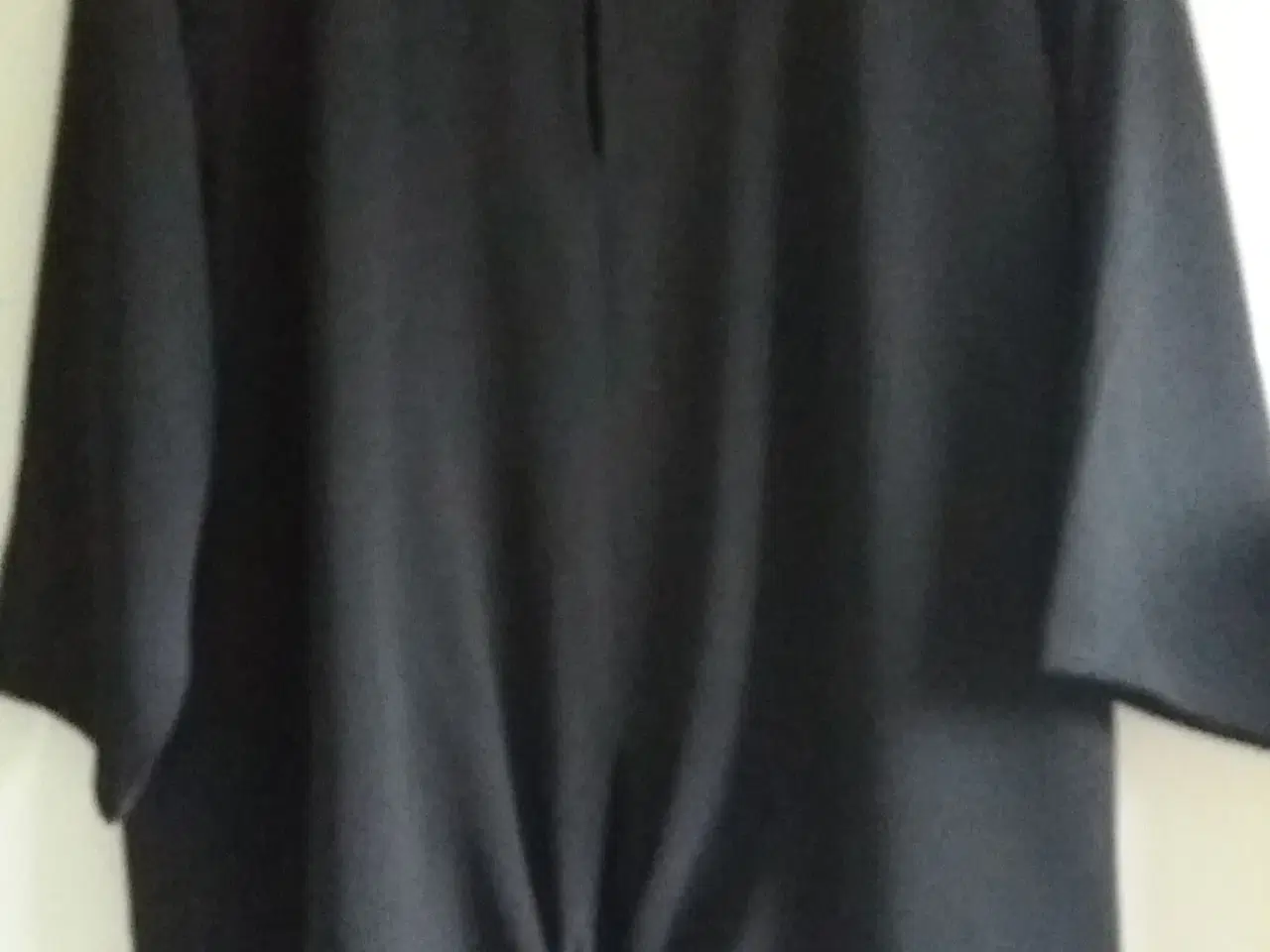 Billede 1 - Ny bluse, brystmål 130 cm