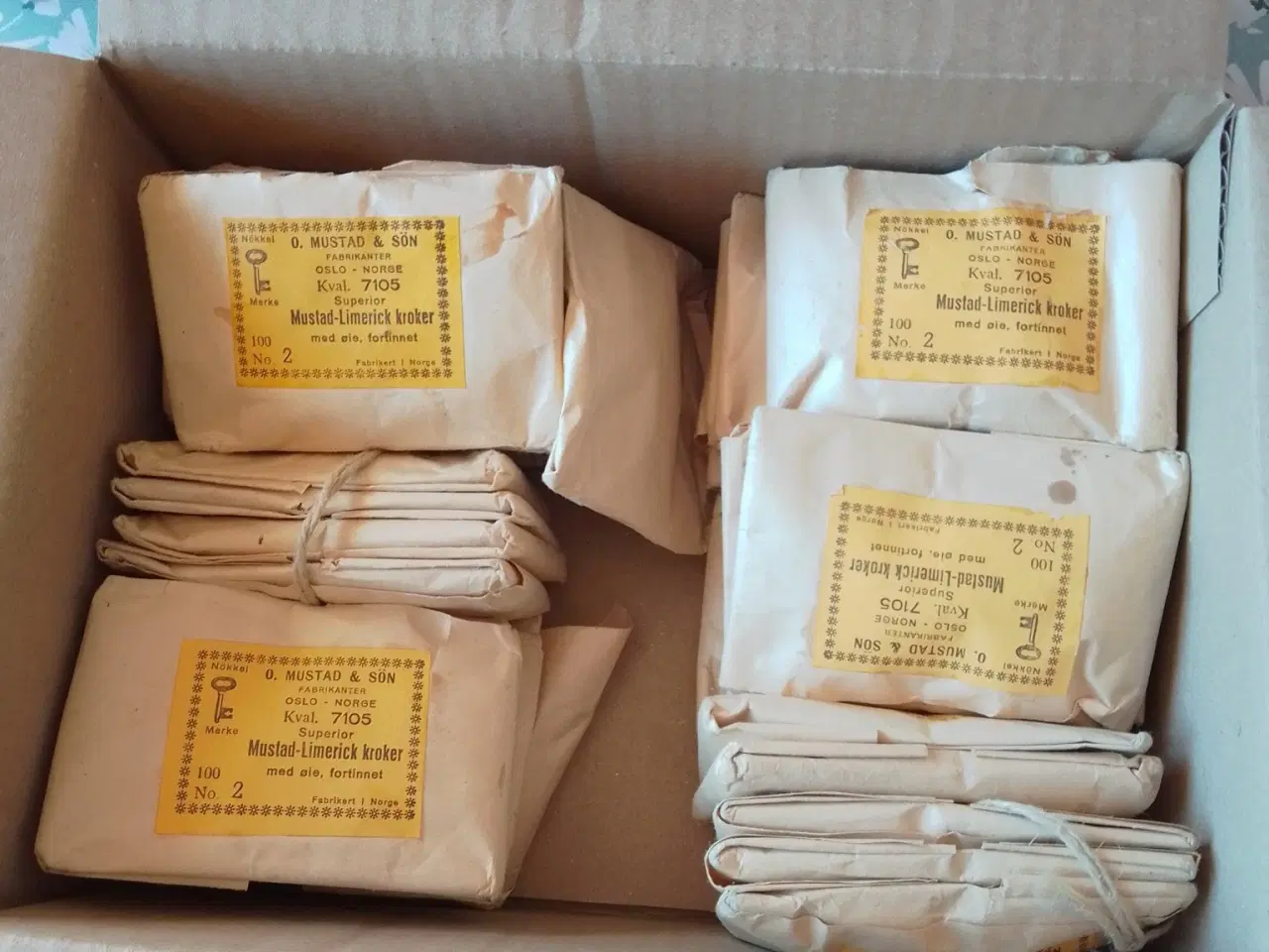 Billede 3 - Kroge 25 kr pr pakke der er 100 stk i hver.