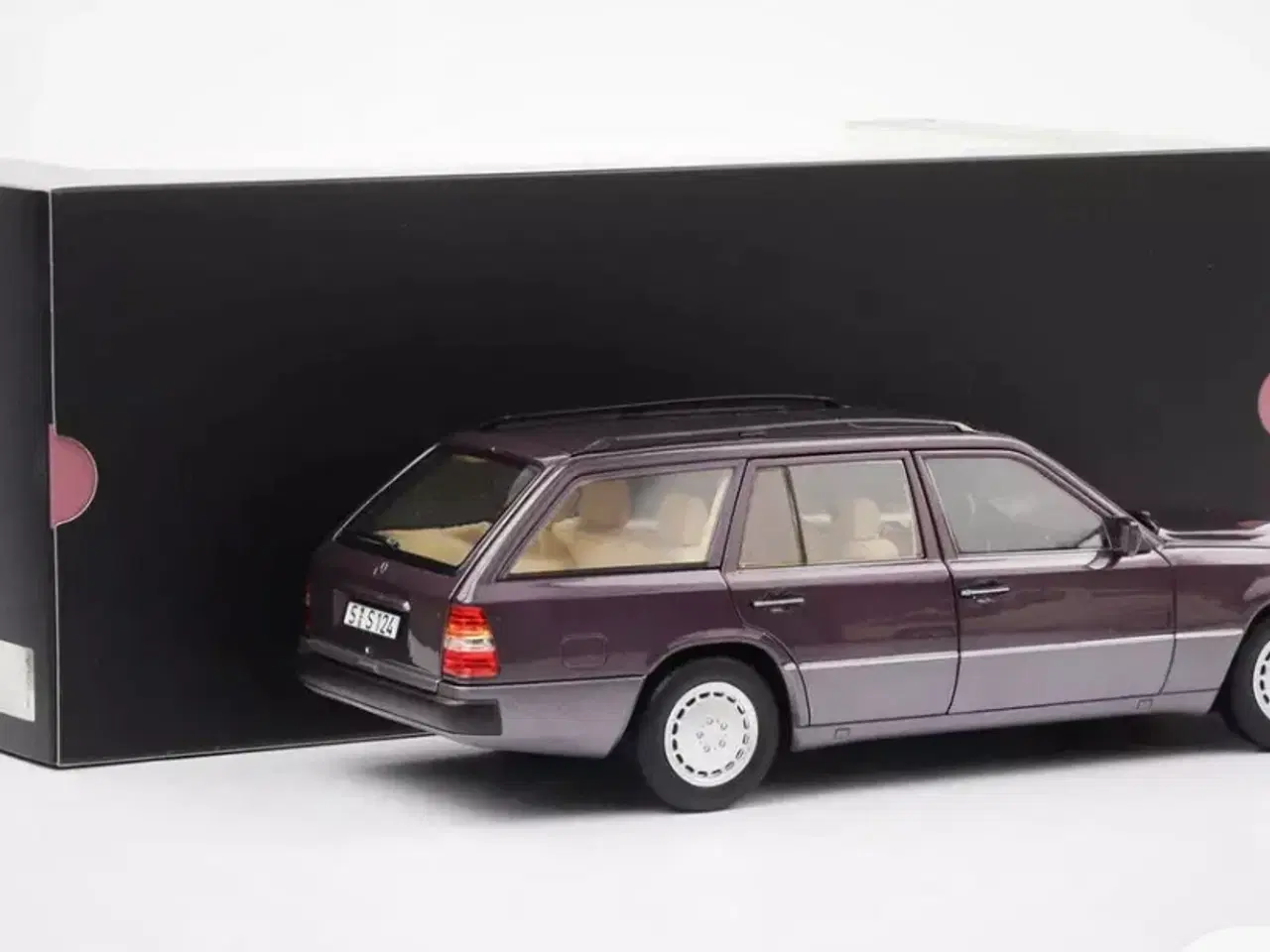 Billede 2 - 1:18 Mercedes 300D S124 StCar 1983