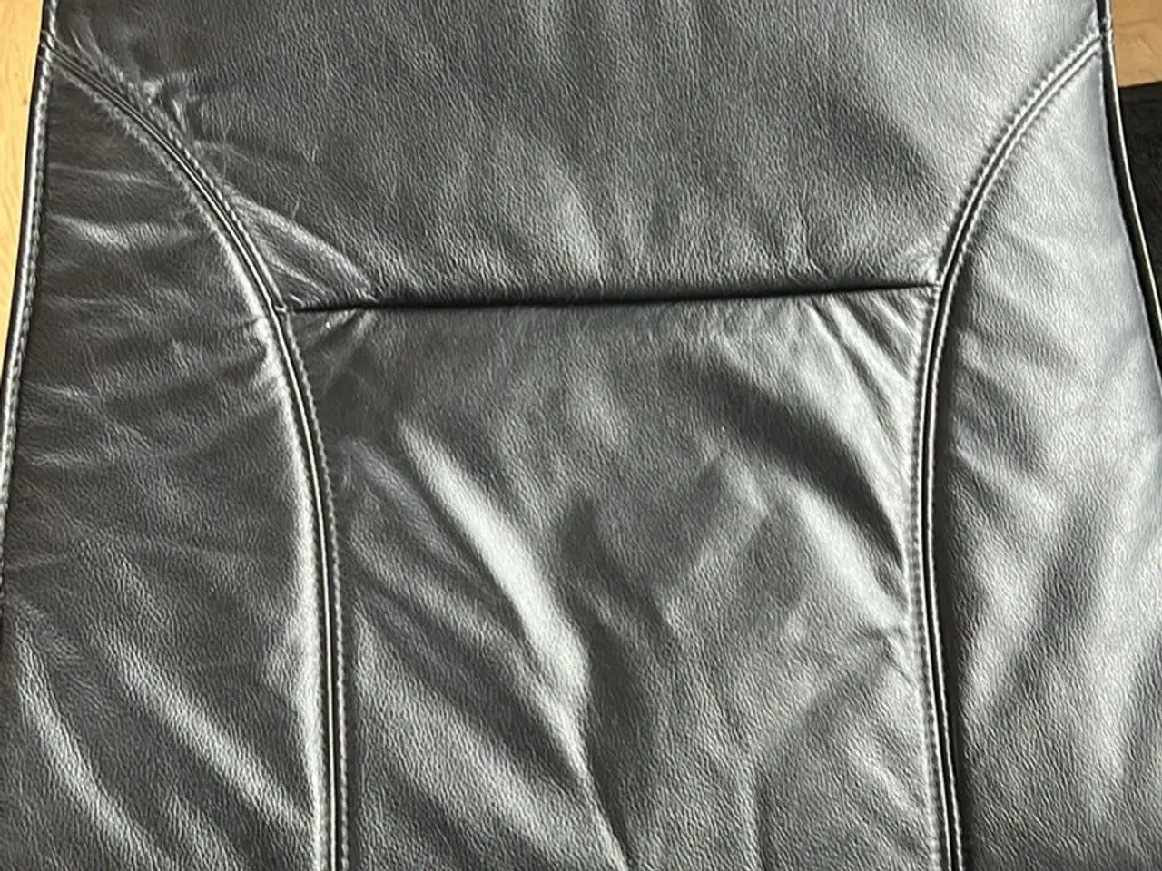 Billede 4 - Sort Læder drejestol med indbygget fod skammel