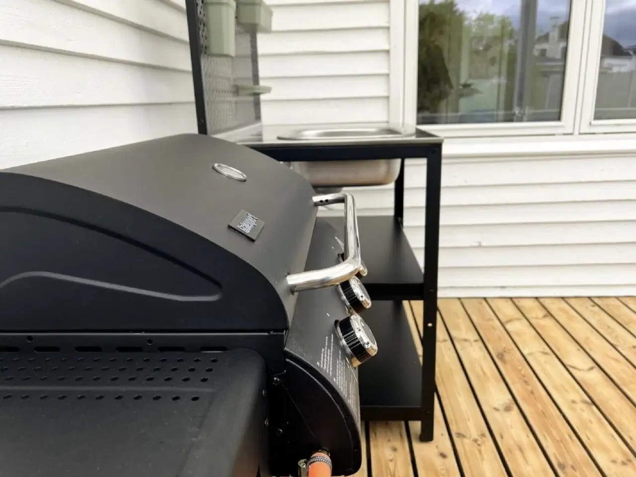 Billede 4 - Dette charmerende sommerhus byder p� en enest�ende beliggenhed i rolige og natursk�nne omgivelser, med direkte adgang til naturen lige udenfor d�ren. Blot 100 meter v�k finder du din egen private badestrand udstyret med liggestole.