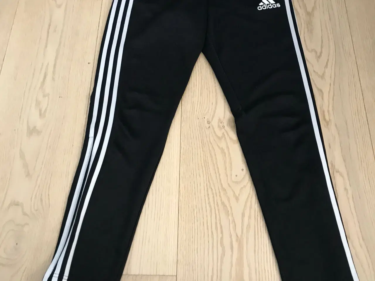 Billede 1 - Sorte adidas bukser strl 164(13-14år)