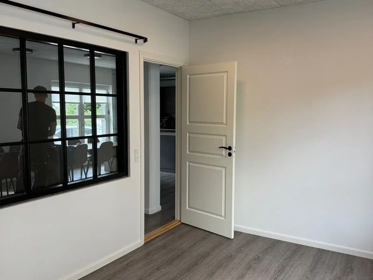 Billede 6 - Lyst og nyistandsat kontorlejemål i Brøndby – 14 m² med plads til 3 arbejdsstationer