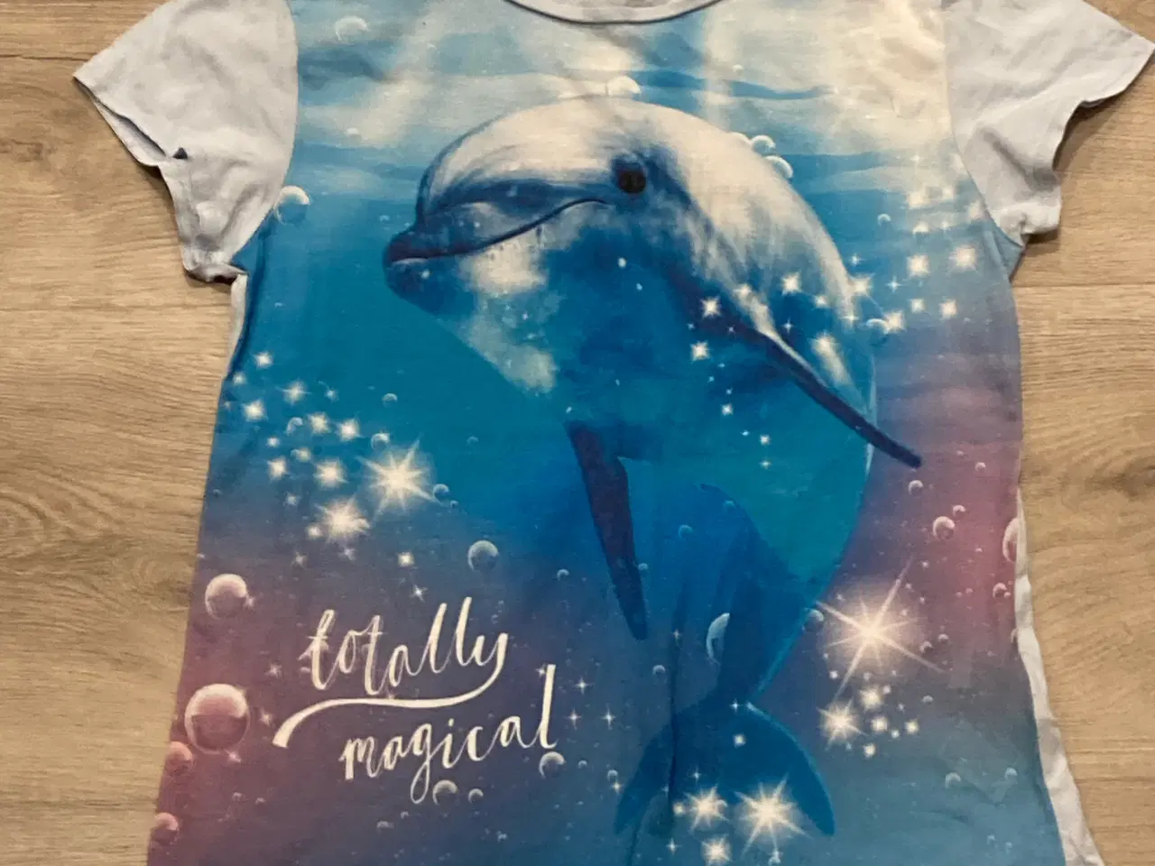 Billede 1 - T-shirt i str. 158/164 med delfinmotiv