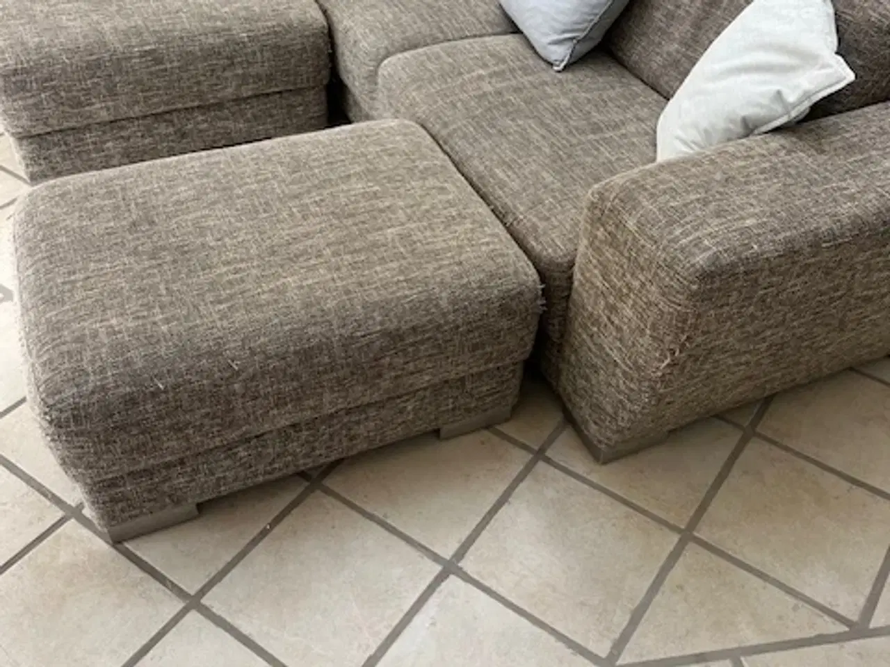 Billede 2 - Sofa med 2 store puf