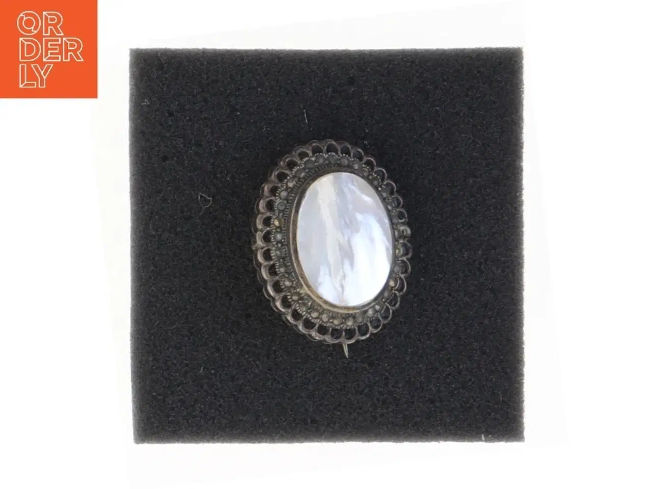 Billede 1 - Vintage sølvfarvet broche med perlemorseffekt (str. 3,5 x 3 cm)