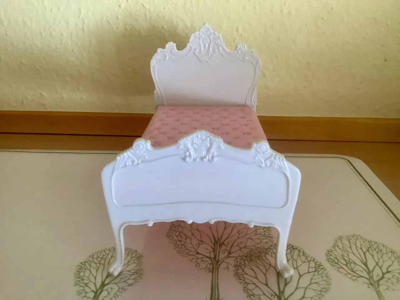 Billede 2 - Sød dukkeseng som passer til Barbie børn.