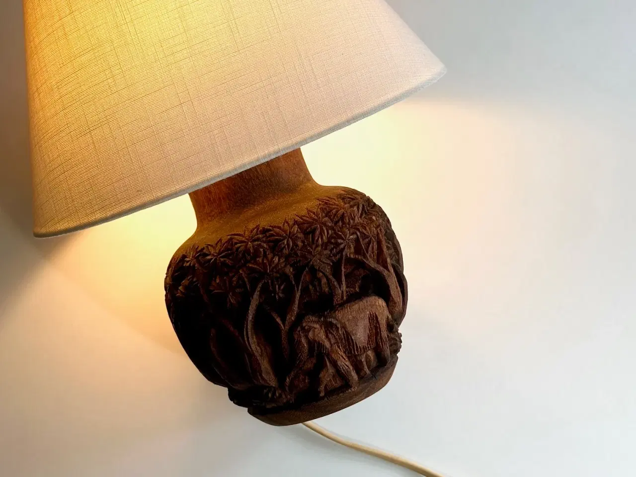 Billede 1 - Bordlampe, håndskåret træ