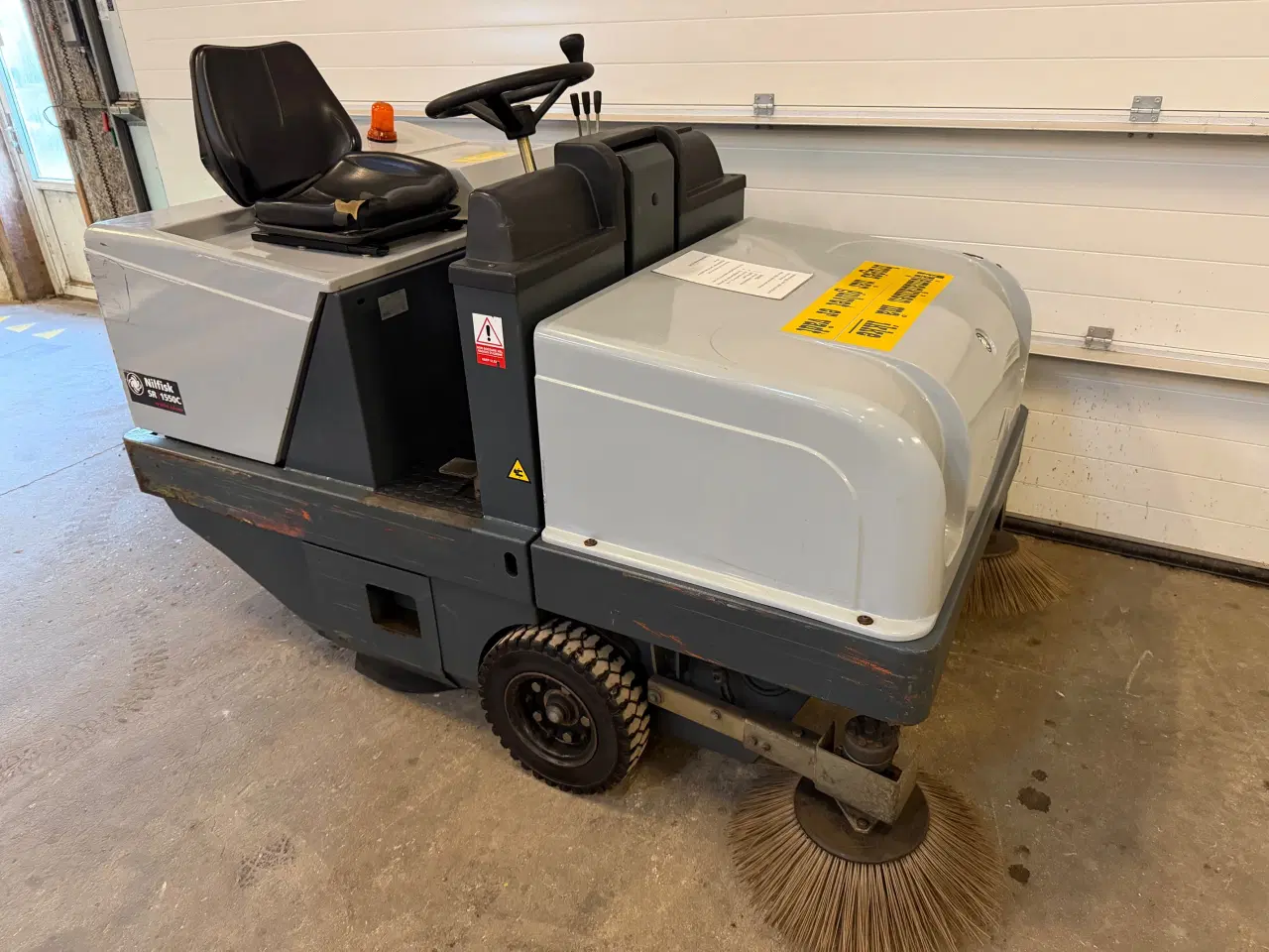 Billede 6 - Fejemaskine Ride-on Elektrisk. Nilfisk SR1550C