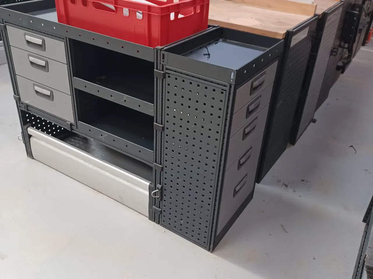 Billede 5 - varebil reoler på lageret