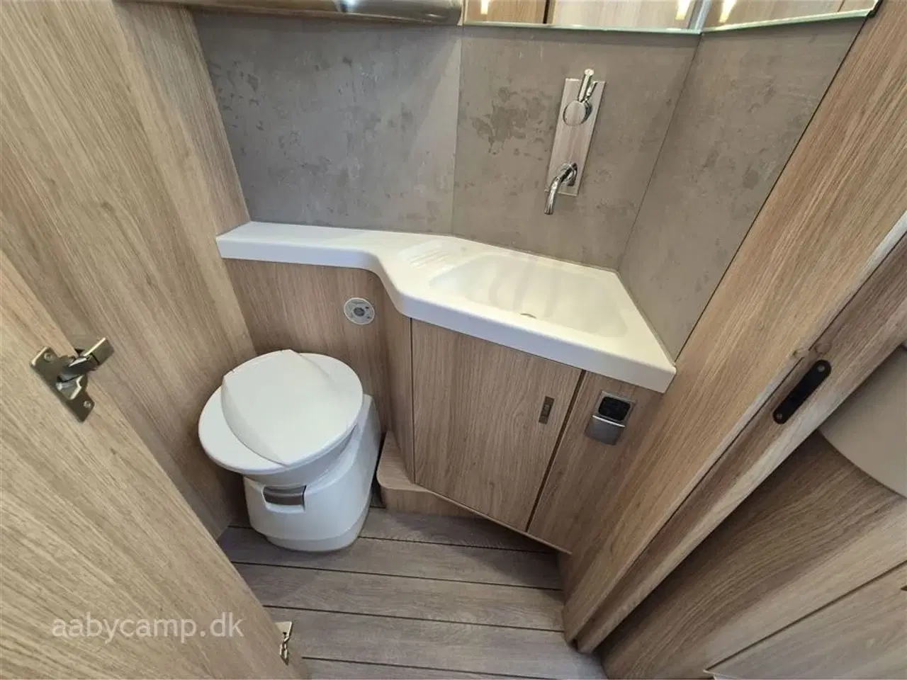 Billede 18 - 2019 - Knaus Sky I 700 LEG   Automatgear. markise. solceller. batterier. Elektrisk  indgangstrin. TV.  Egoist model Uden sænkeseng i forenden!!  Bemærk 3850 Kg. total.