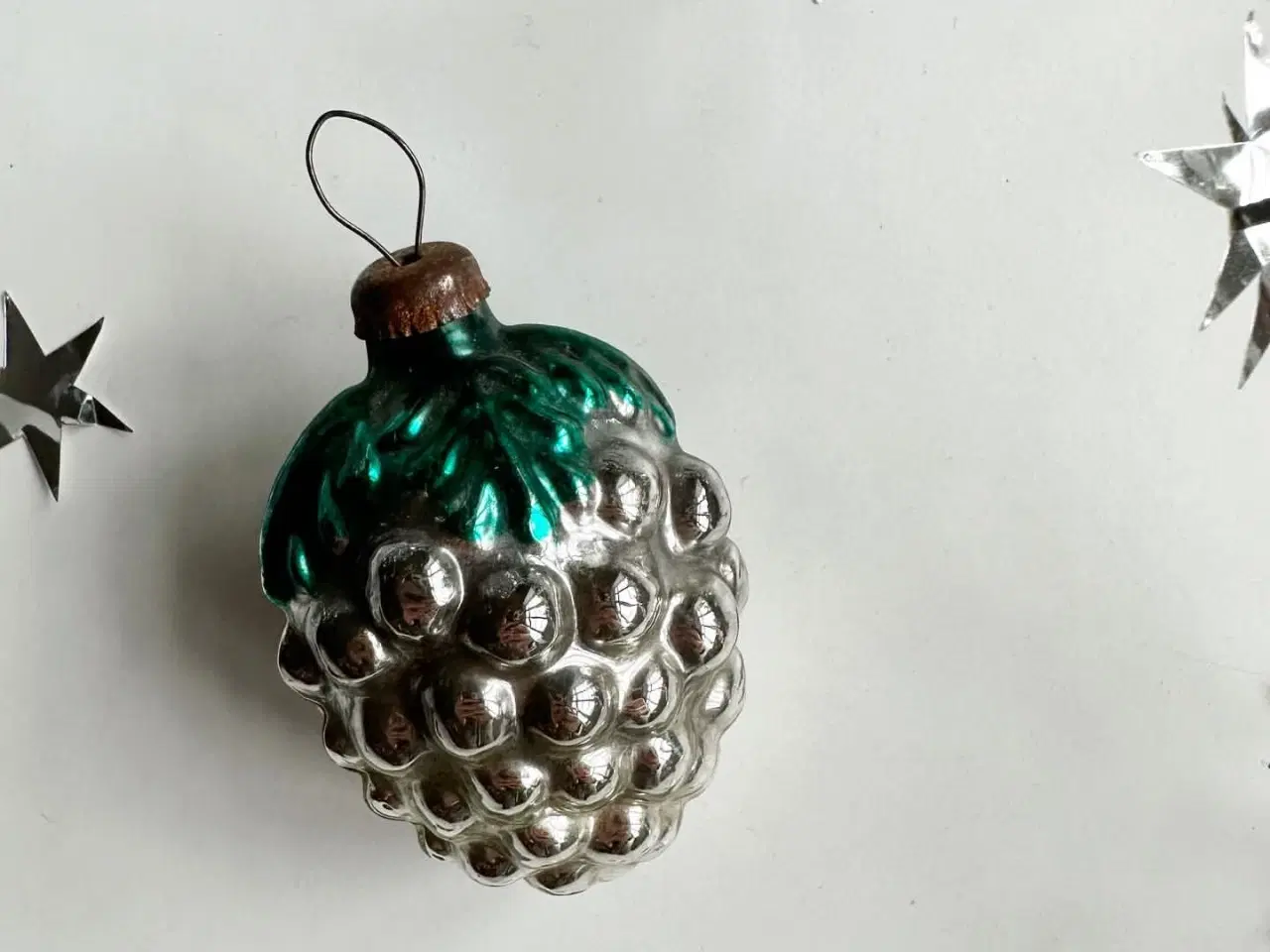 Billede 2 - Vintage julekugle, sølvdruer m grøn top, rund kappe