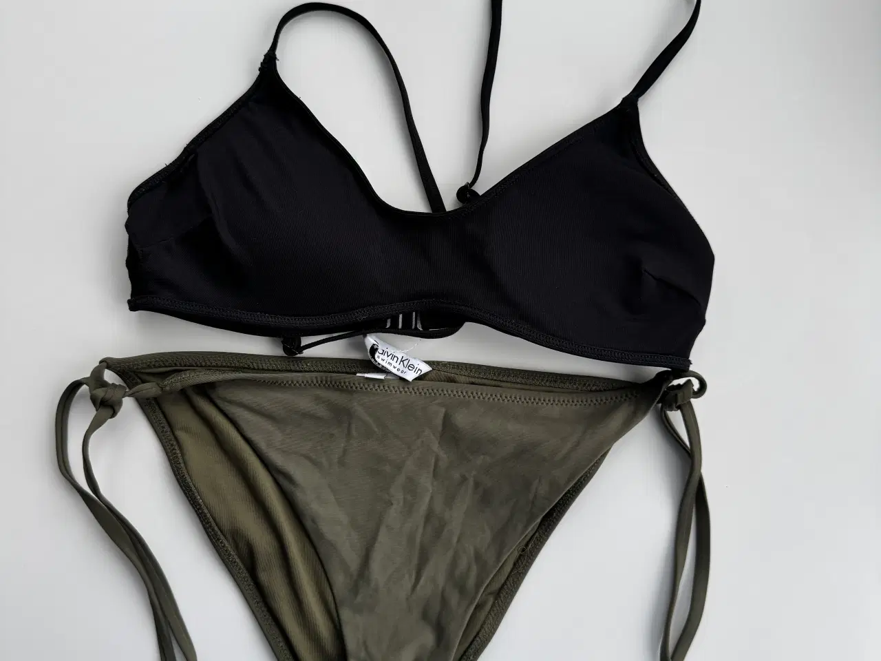 Billede 1 - Bikini str s. Underdel er fra Calvin Klein