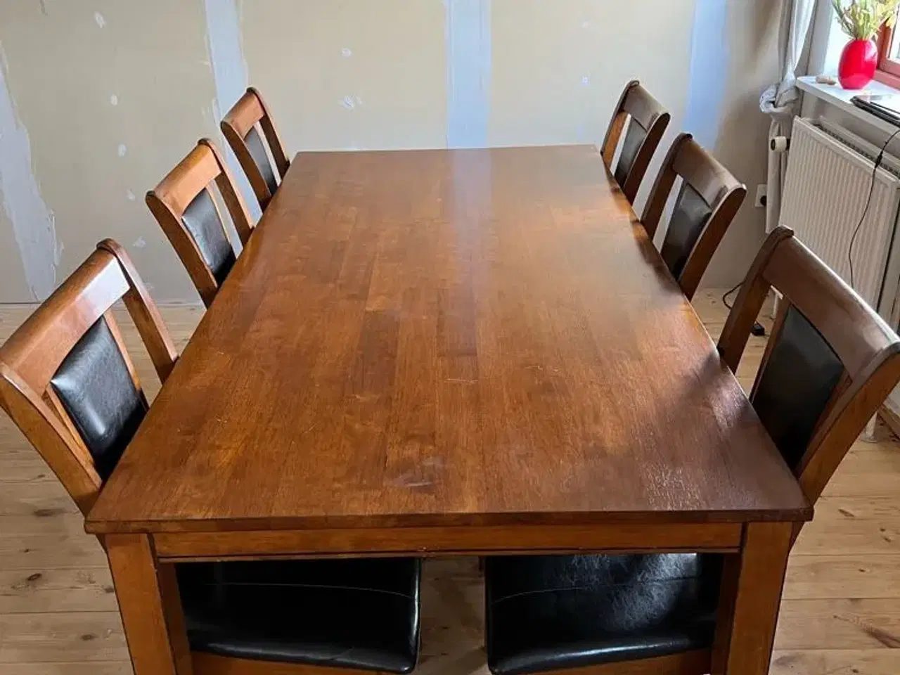 Billede 1 - Smukt massivt spisebord med 8 stole
