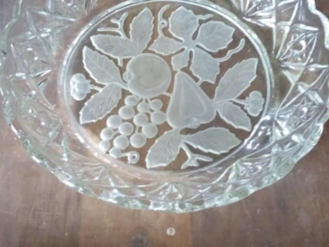 Billede 1 - Fad med graveret frugt i bunden 