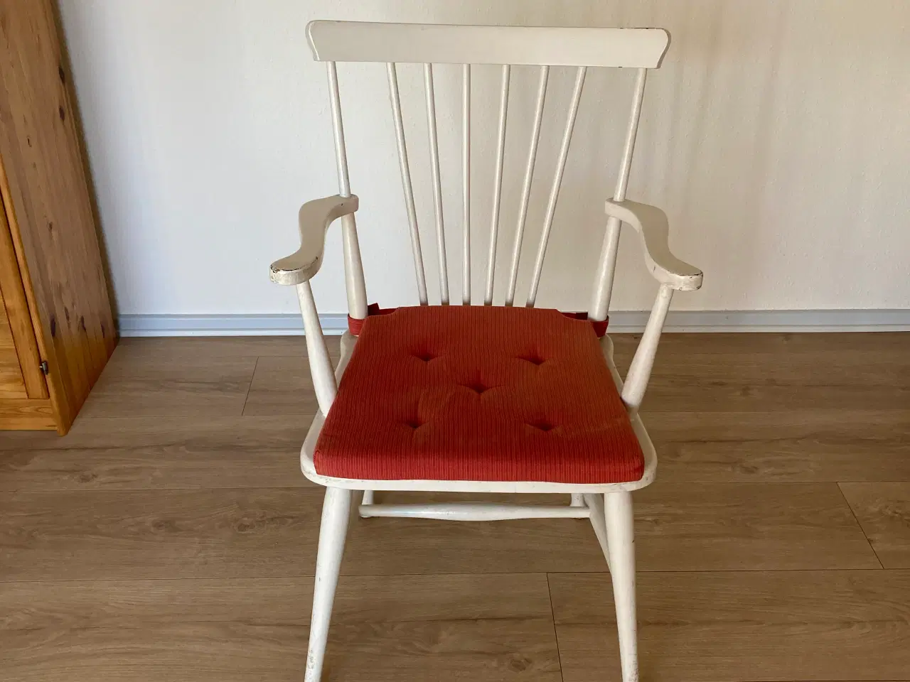 Billede 20 - Hvid træstol med armlæn