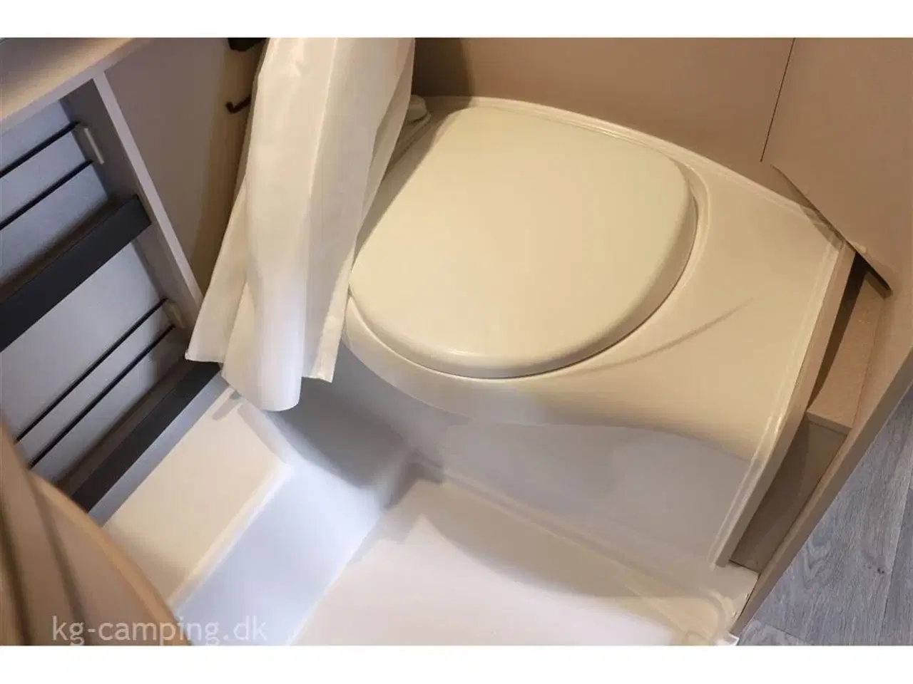 Billede 8 - 2024 - Eriba Touring 530 Urban Harbour Blue Edition TILBUD nedsat med kr. 18.000,- | Populær rejsevogn - Harbour Edition med alt, hvad du kan tænke dig af udstyr.