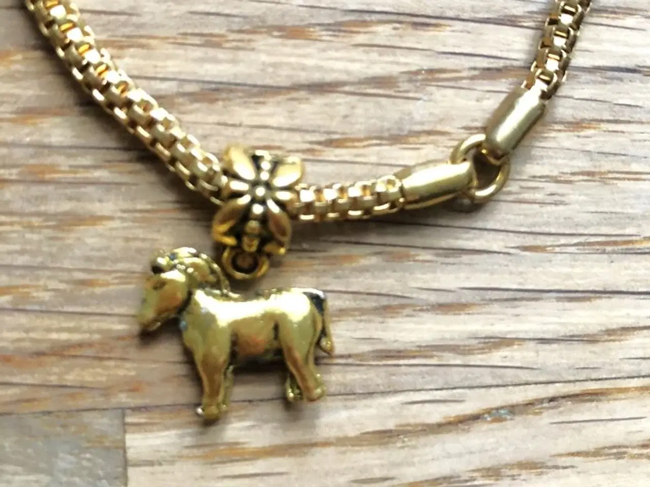 Billede 1 - Vedhæng med gylden hest