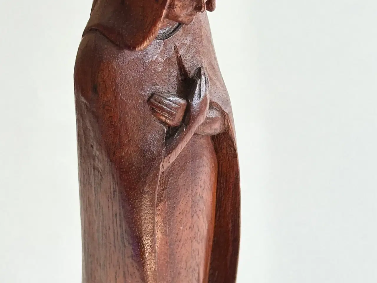 Billede 2 - Håndskåret træfigur