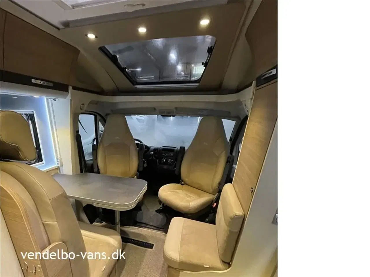 Billede 24 - 2018 - Adria Compact SLS   Smal camper på under 6 m længde - tryk på knappen og den vokser!