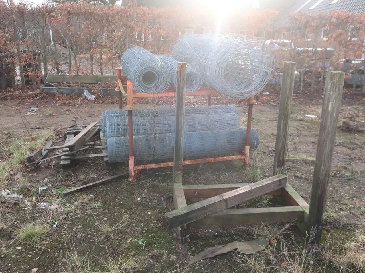 Billede 16 - Bareller, paller med indhold, hegnsstolper m.m.