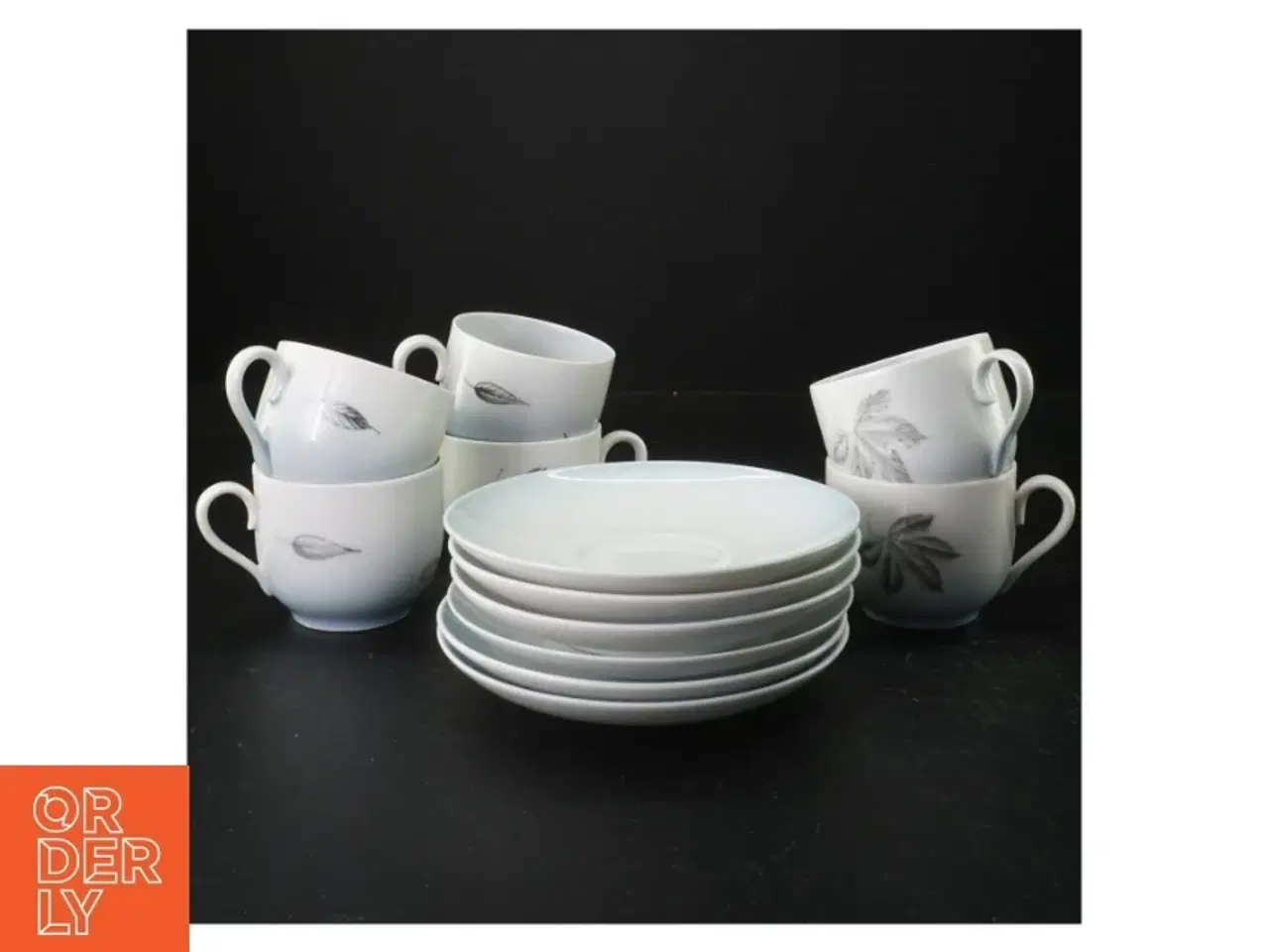 Billede 2 - Kaffeservice i porcelæn med blade design fra B&G (str. Tallerkener 14 cm i diameter. krus, 7 cm i diameter)