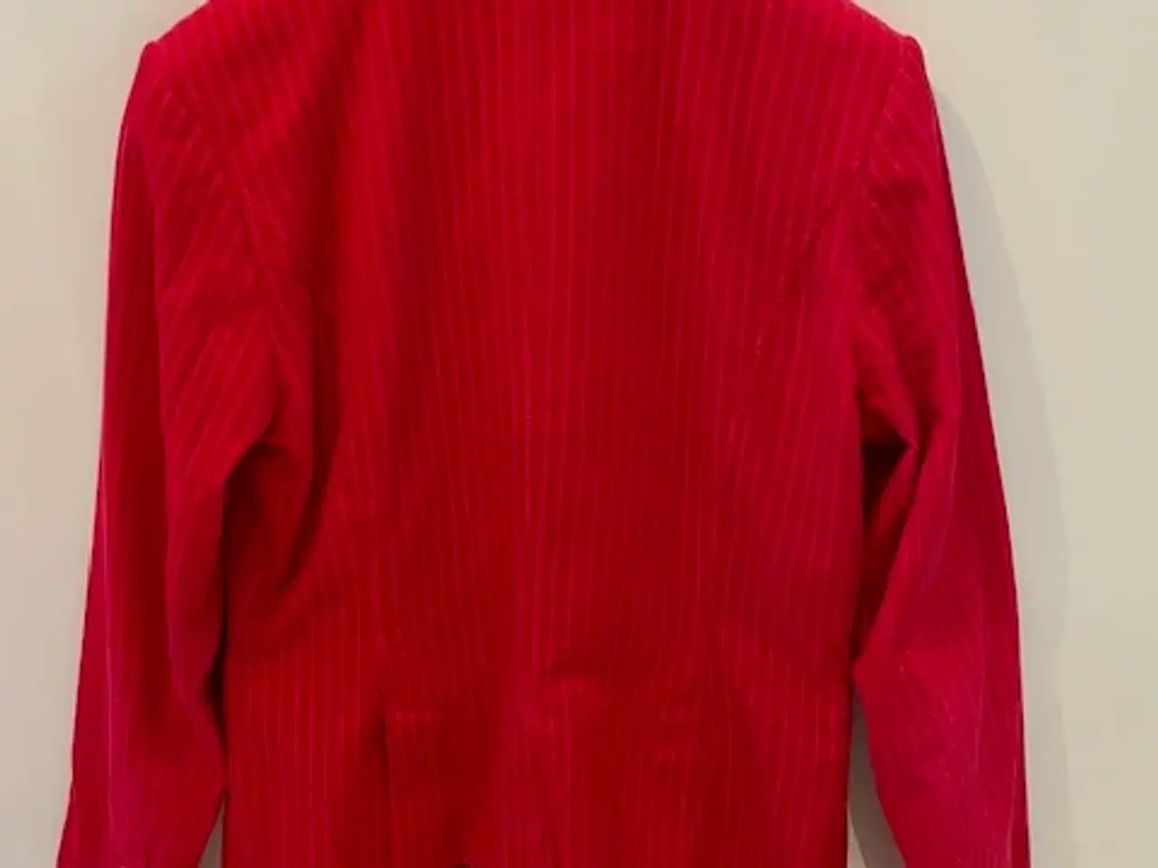 Billede 2 - Habitjakke i rød bredriflet fløjl