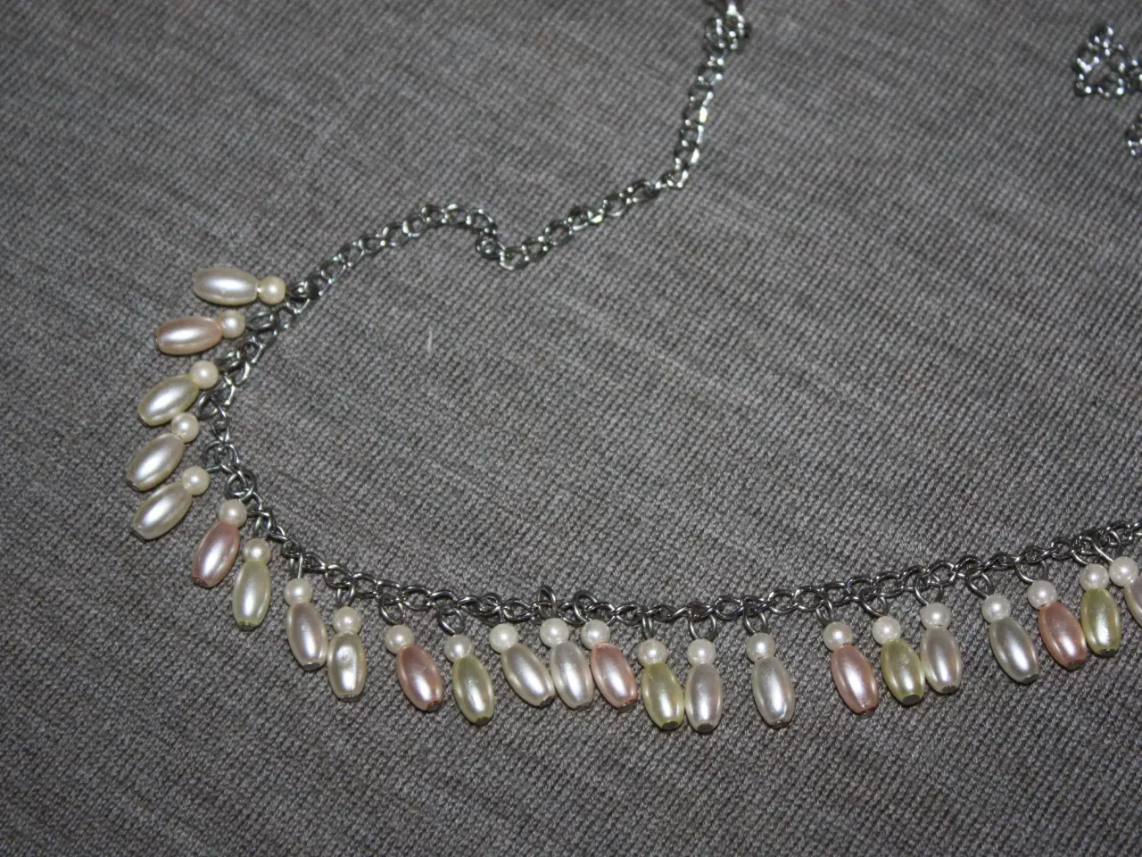 Billede 2 - Halskæde med syntetiske perler længde 57 cm