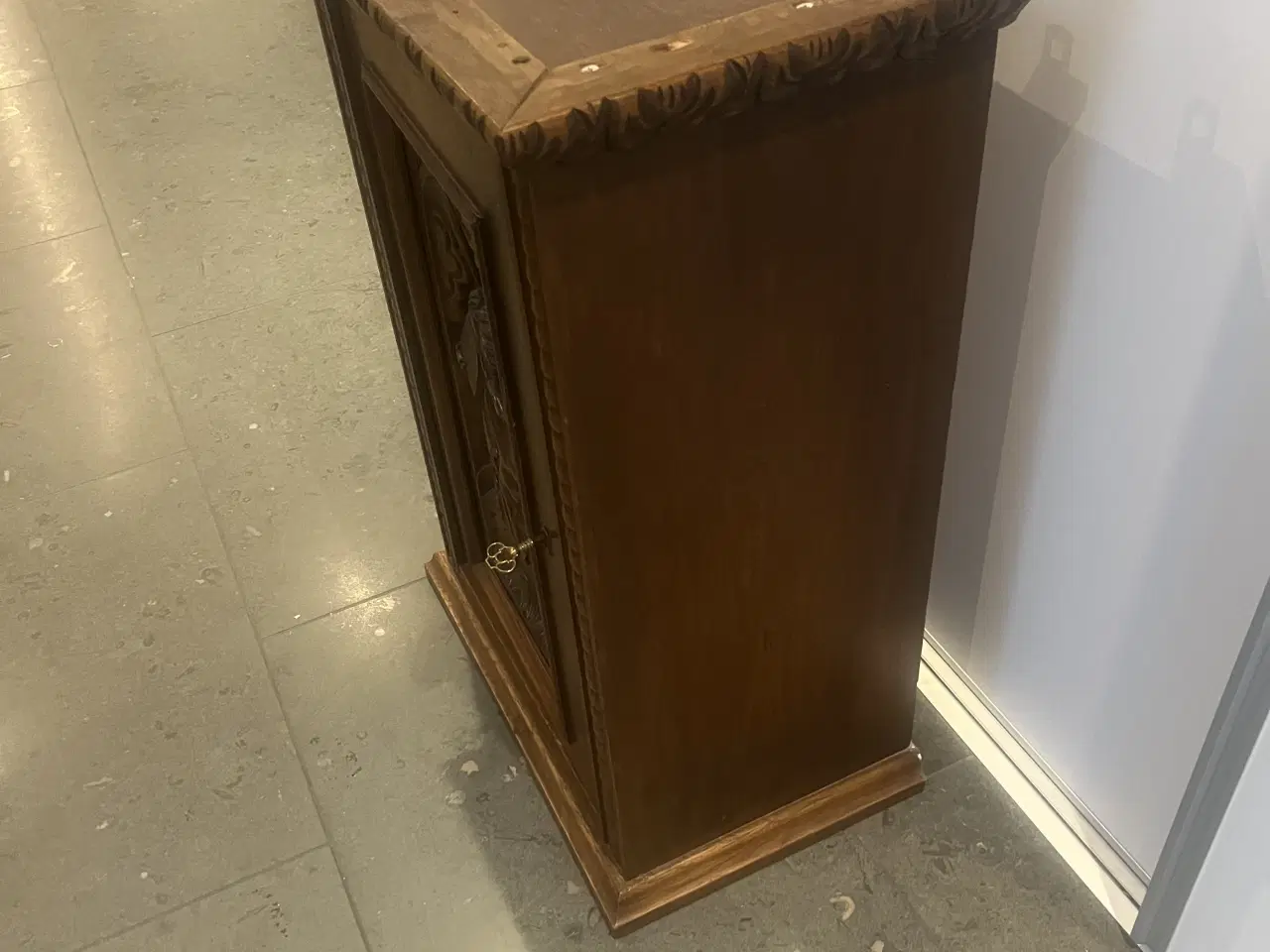 Billede 3 - Vintage barskab m/ udskæring af Moses og de 10 bud