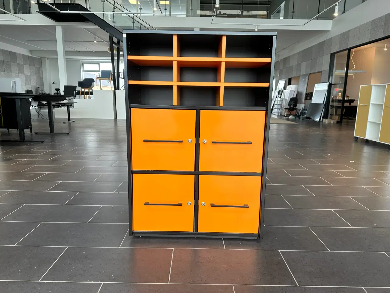 Billede 1 - Dencon reol i orange og sort - med lås