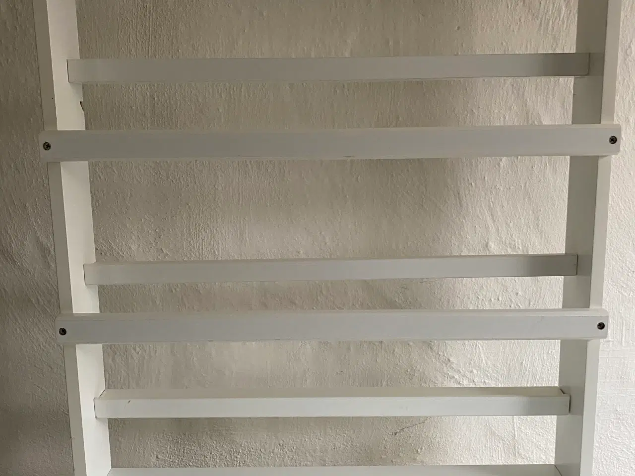 Billede 1 - Hvid tallerken række i træ