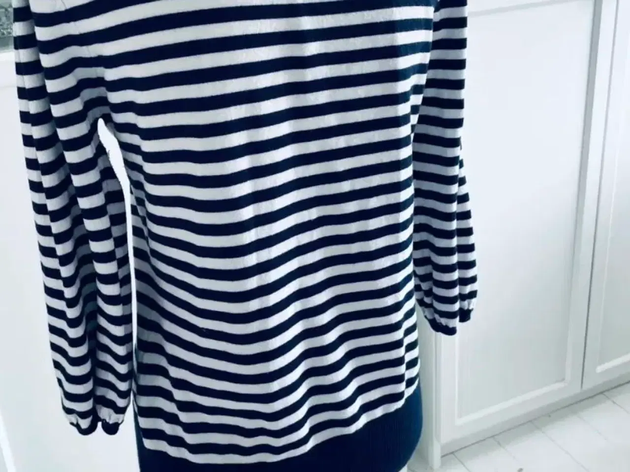 Billede 3 - Cardigan i mørkeblå og hvid 