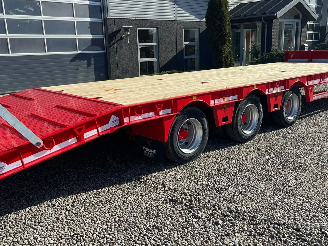 Billede 15 - Tyrone 27TLL LANG MODEL med Affjedret træk og affjedret aksler. Med hydrauliske ramper og værktøjskasse