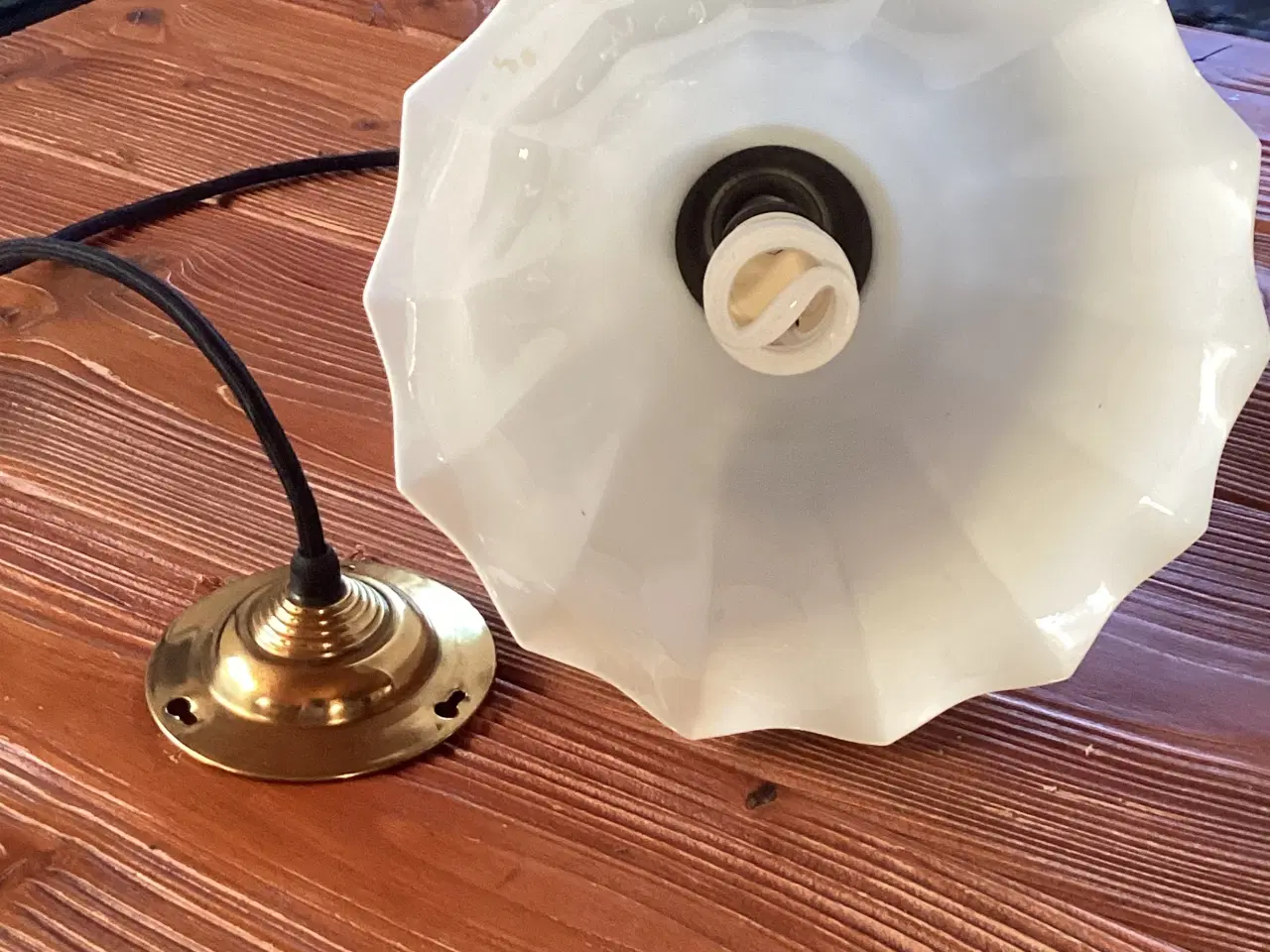 Billede 2 - Lampe i hvidt glas 