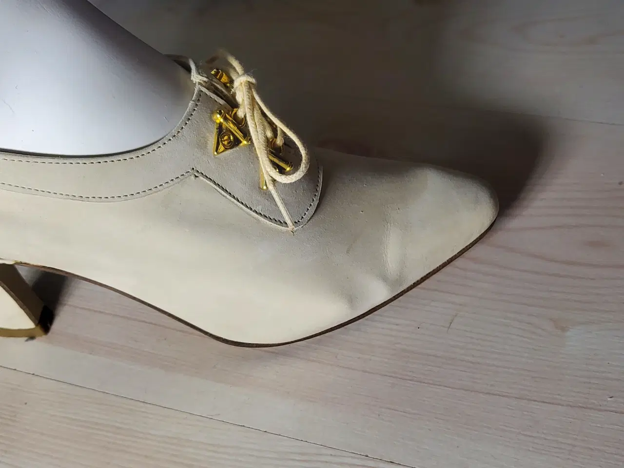 Billede 2 - Elegante Donna Karen sko str 38 i råhvid ruskind