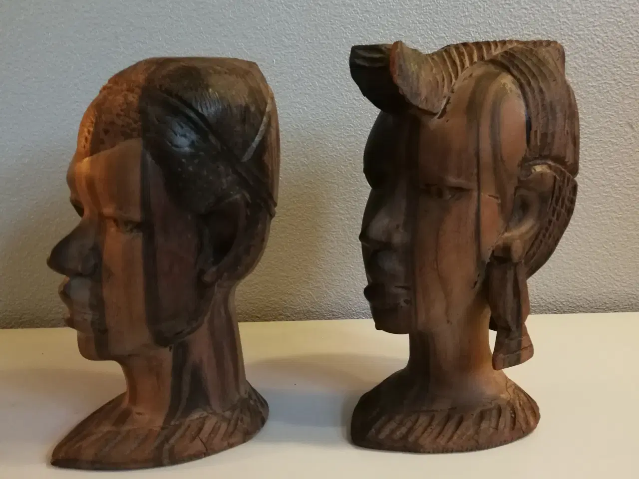 Billede 1 - Afrikanske håndskårne buster.