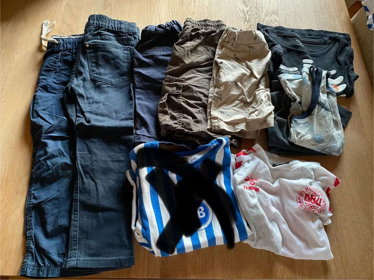 Billede 1 - Drengetøj 104 bukser, shorts og tshirt