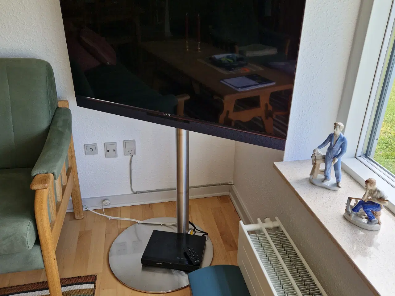 Billede 1 - Nyere Tv med sokkel, købt oktober 25