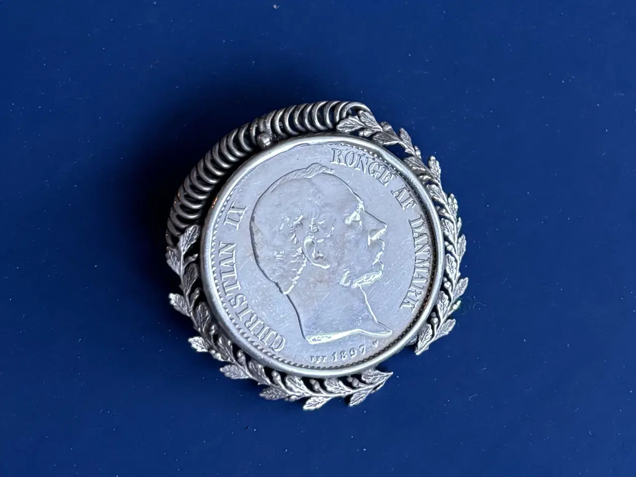 Billede 3 - Dansk 2kr med broche 1897