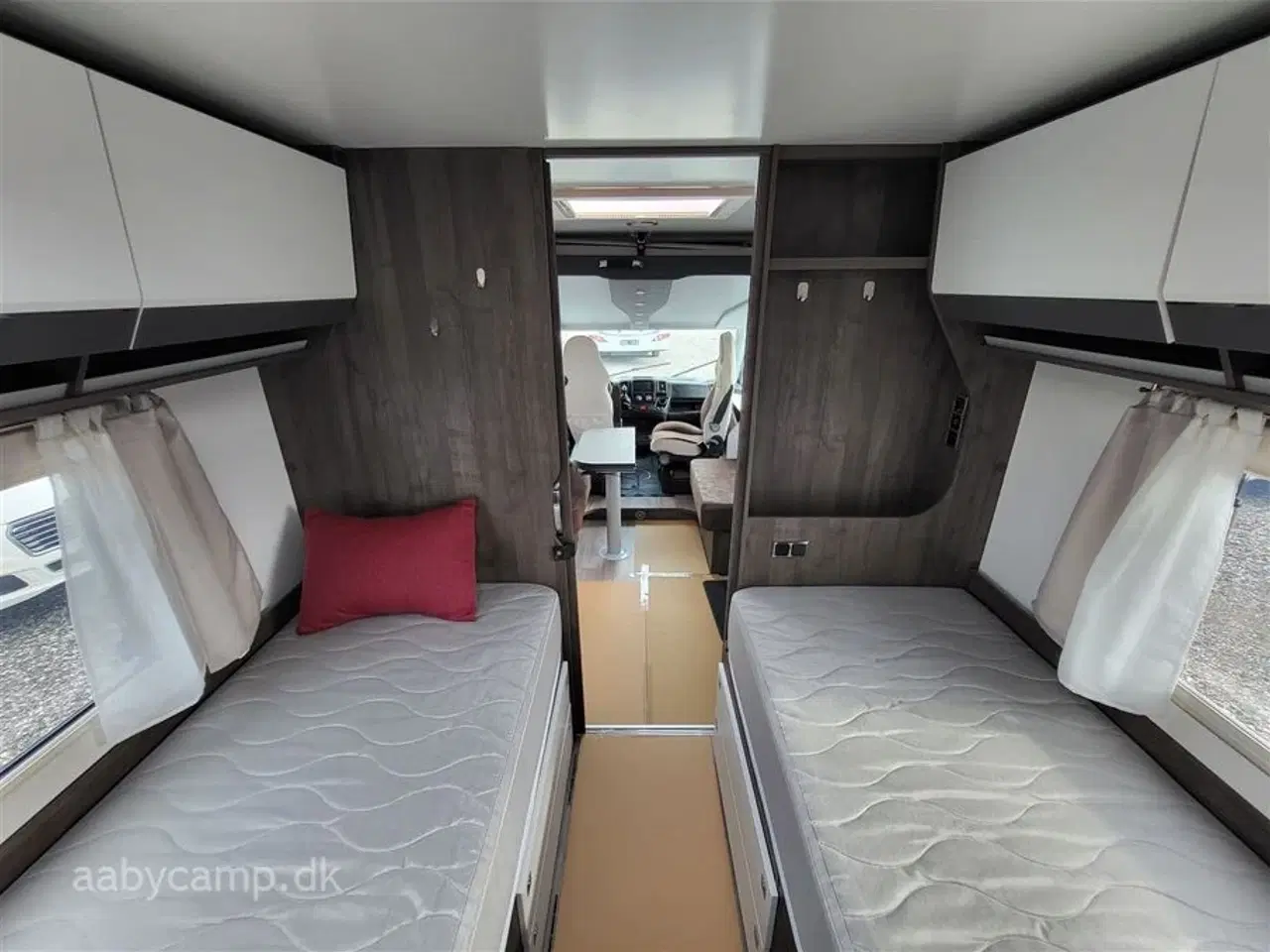 Billede 18 - 2020 - Benimar Amphitryon 957   Lave enkeltsenge. ende badeværelse.face to face siddegruppe.