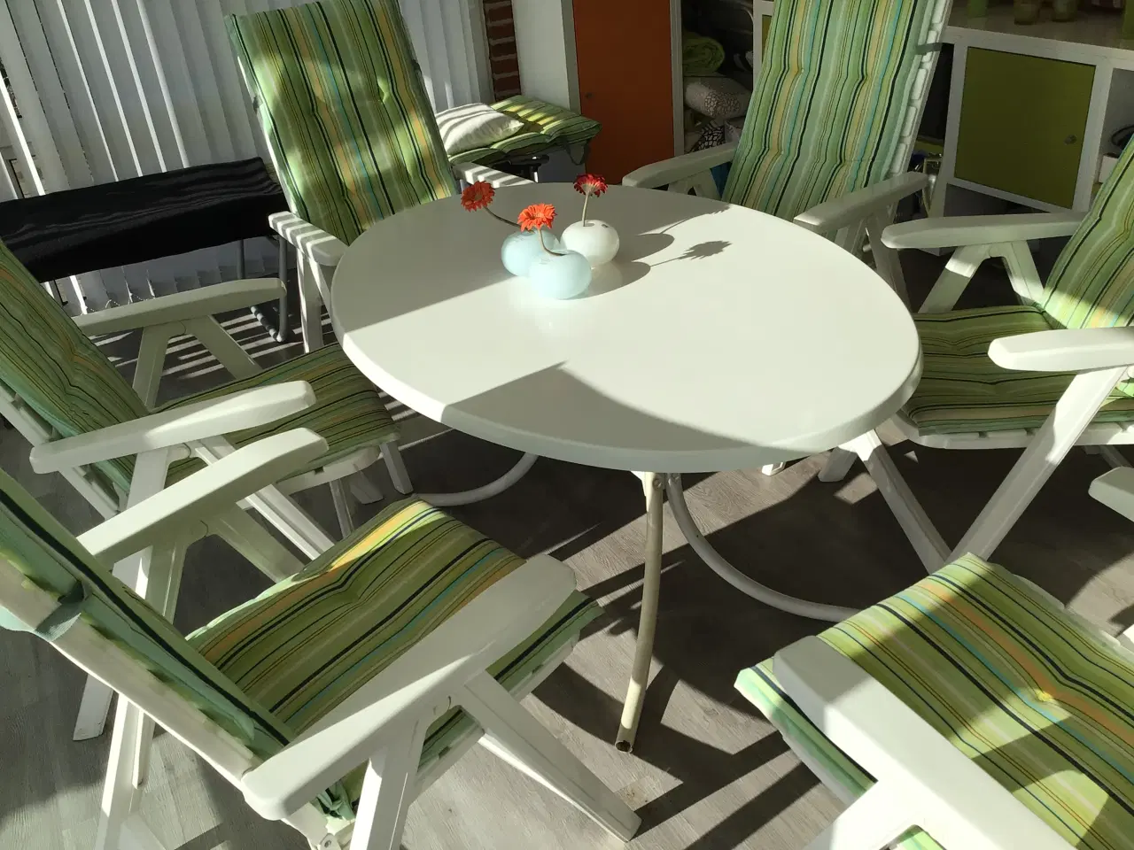 Billede 2 - Ovalt udestuebord med 6 stole incl hynder
