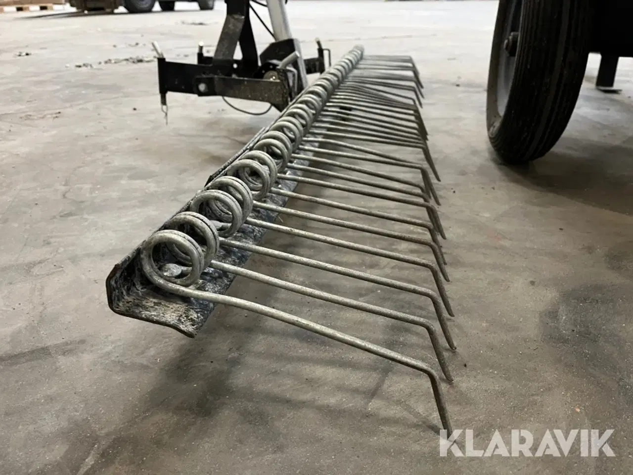 Billede 5 - Gårdrive og vogn