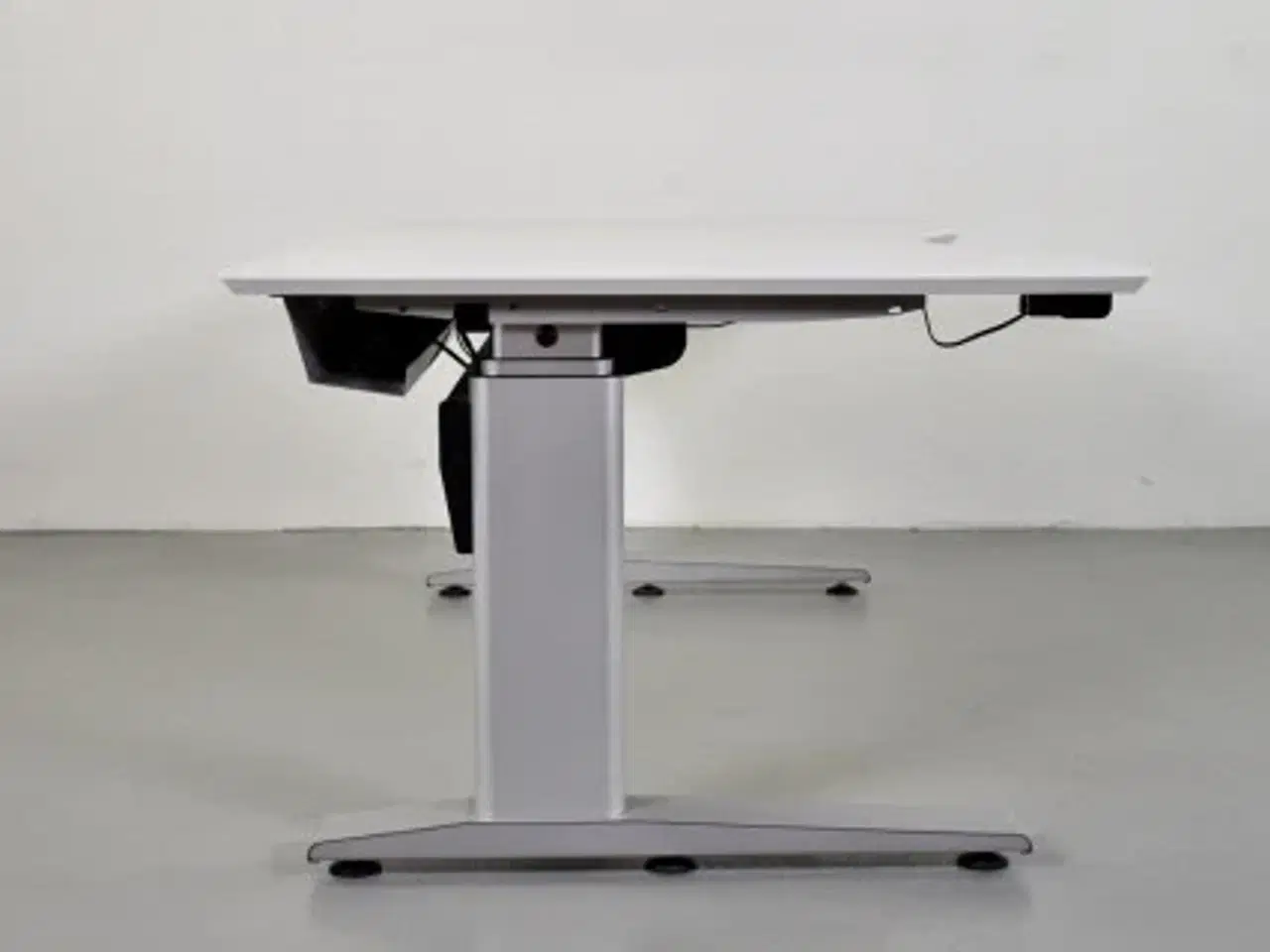 Billede 3 - Hæve-/sænkebord med hvid plade med mavebue på alugrå stel