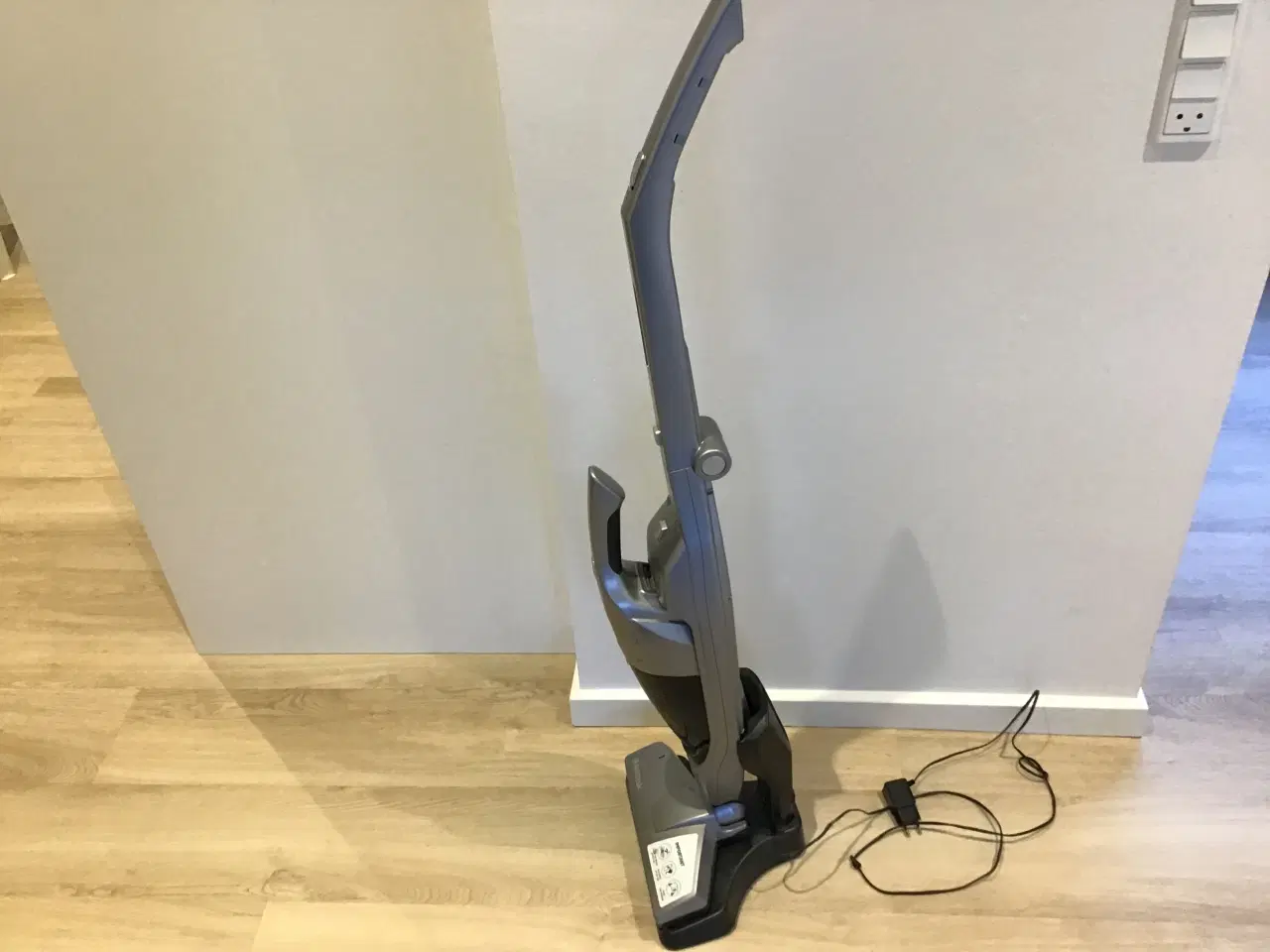 Billede 3 - Støvsuger Nilfisk 14,4 volt med lader