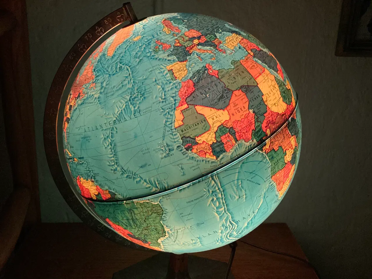 Billede 1 - Globus med lys