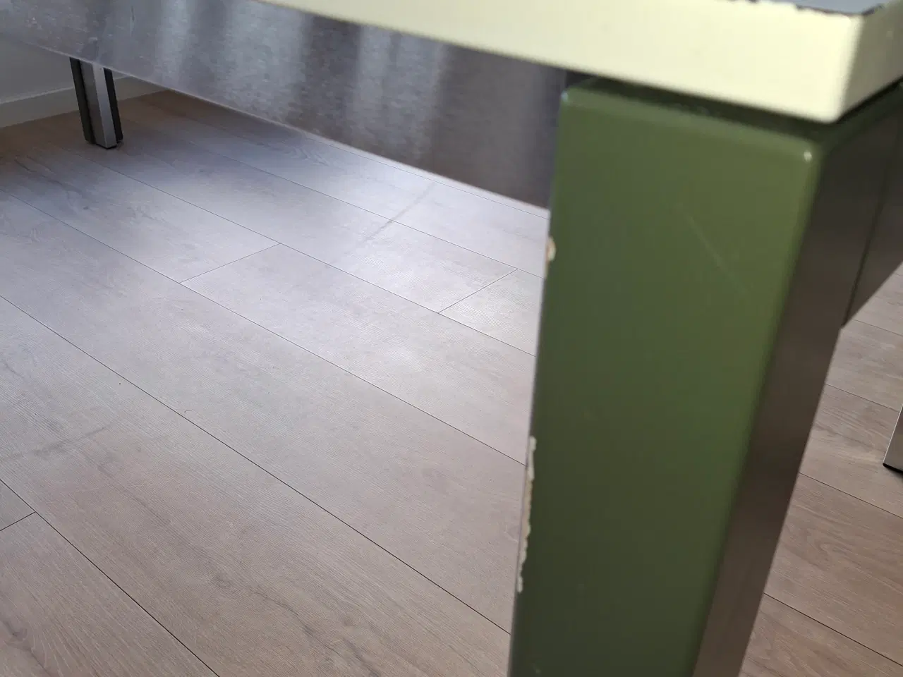 Billede 3 - Spisebord hvid laminat plade træ og stål ben