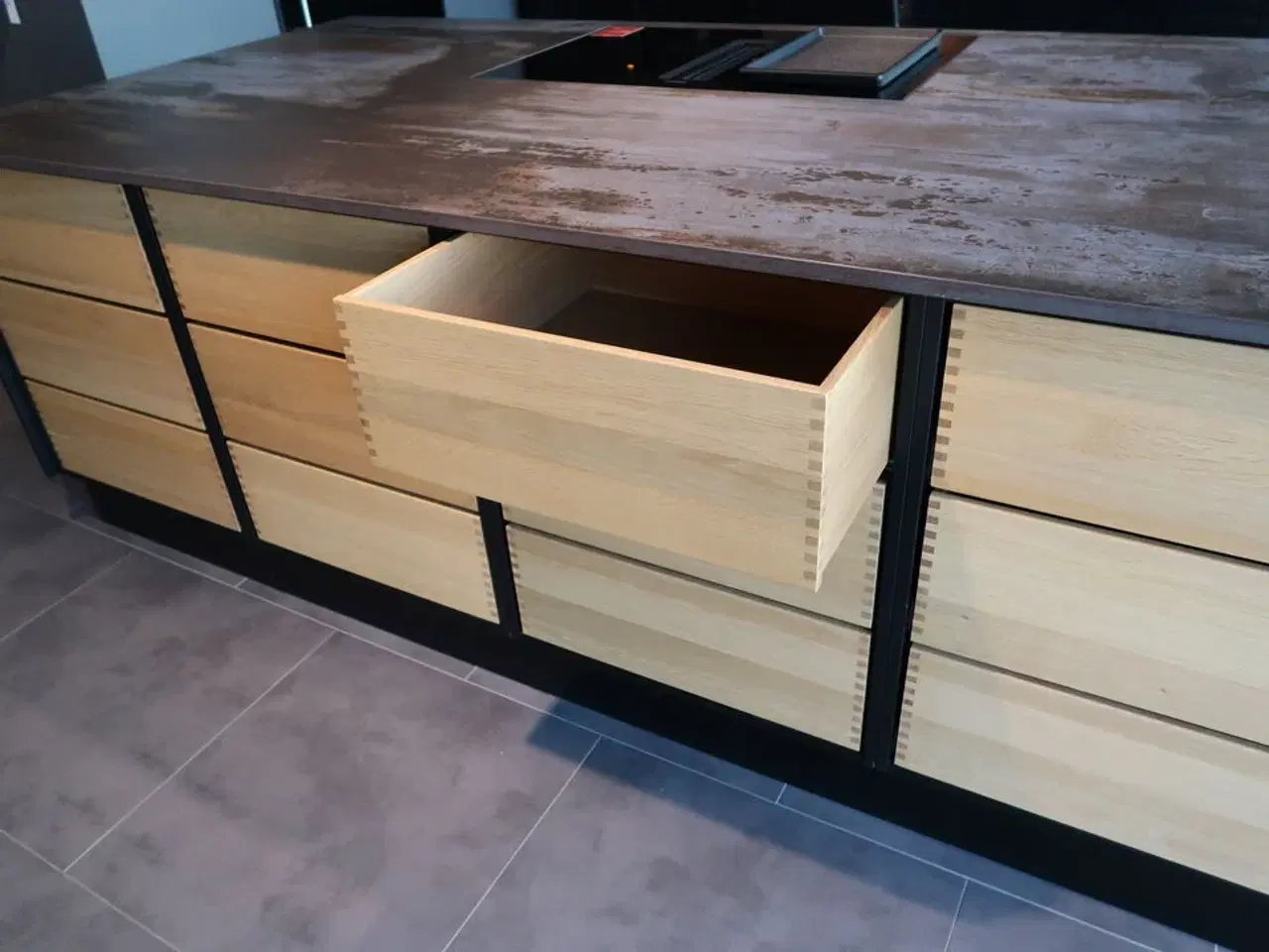 Billede 11 - Køkken AUBO Black Oak / Oak Line, Sort med armatur uden hårdehvidevarer